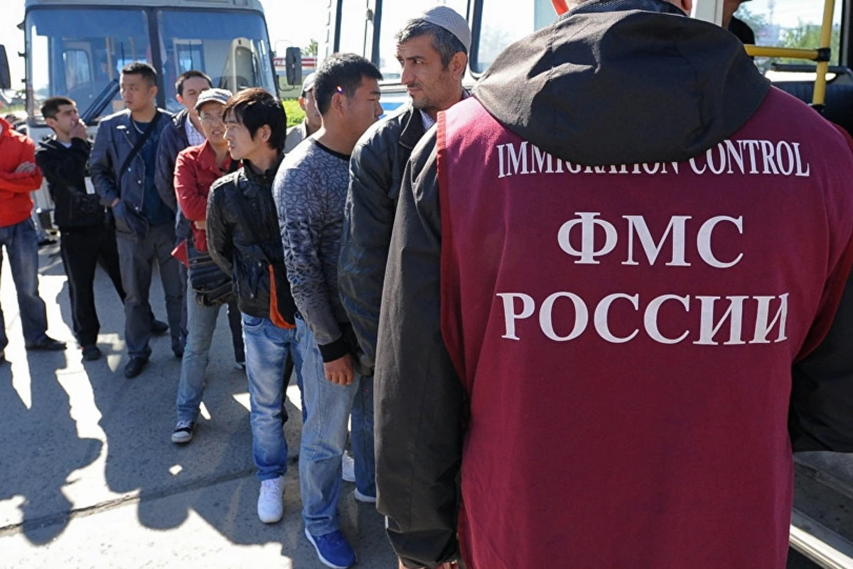 Из России выдворили десятки азербайджанцев