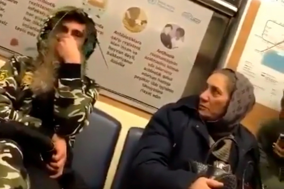 Bakı metrosunda qəribə adam - onu görən hər kəs təəccübləndi - VİDEO Bakı metrosunda qəribə adam - onu görən hər kəs təəccübləndi - VİDEO