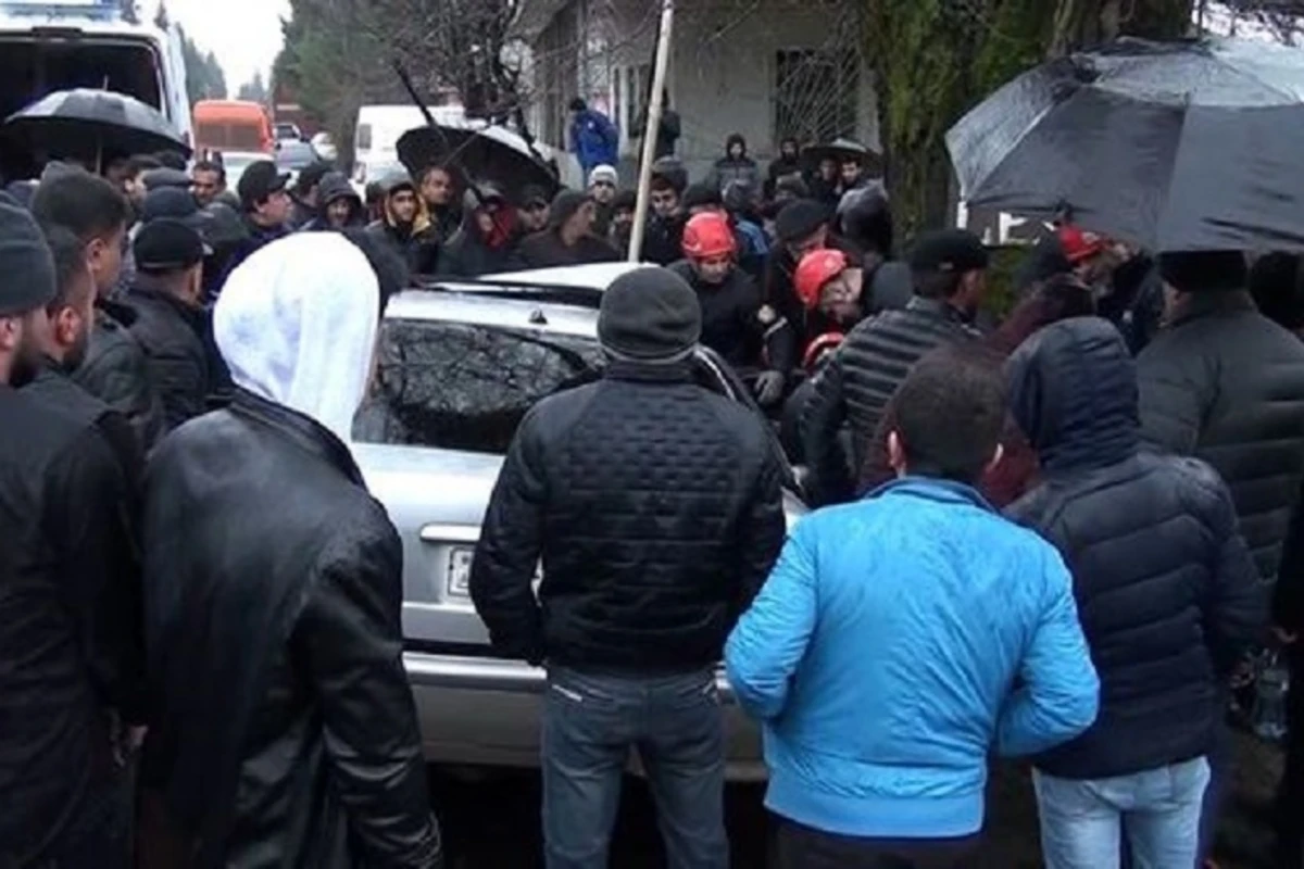 Azərbaycanda ağır qəza - sürücü əzilmiş maşının içərisində qaldı - VİDEO
