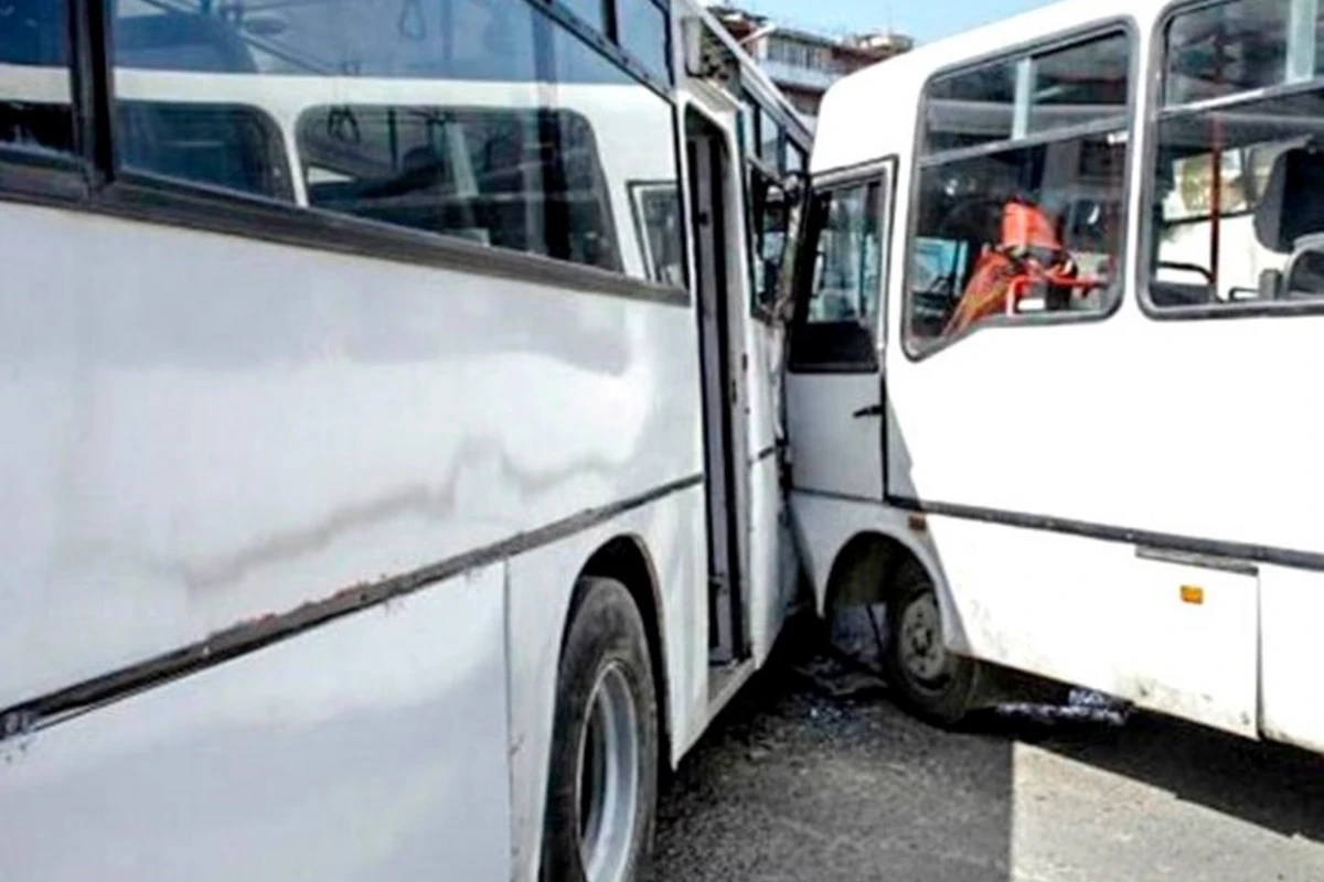 В Баку перевозивший школьников автобус попал в ДТП, есть пострадавшие