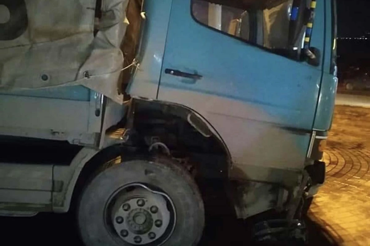 Bakıda yük avtomobili qəza törətdi, tıxac yarandı - FOTO