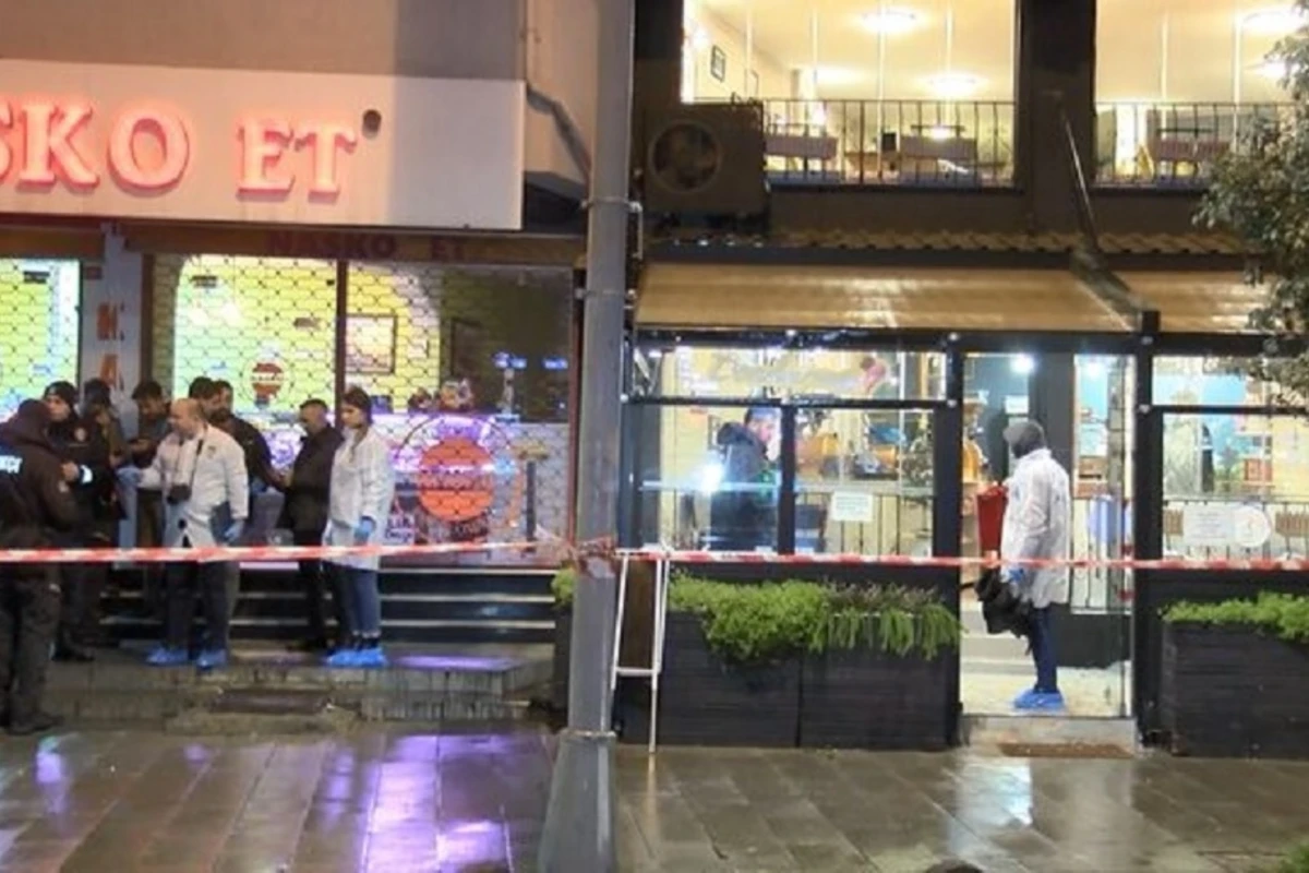 İstanbulda xəncərlə restorana hücum edən şəxs öldürüldü - VİDEO