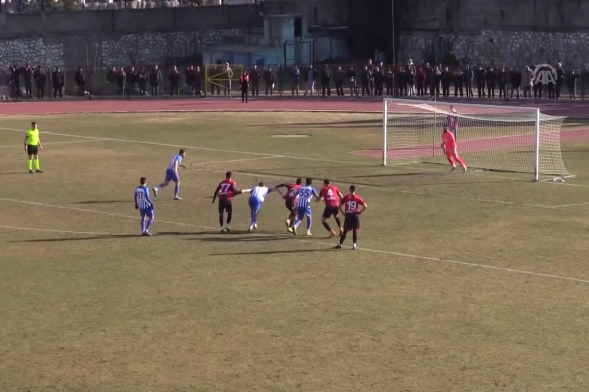 Qapıçı iki dəfə penaltini qaytardı və qırmızı vərəqə aldı - VİDEO