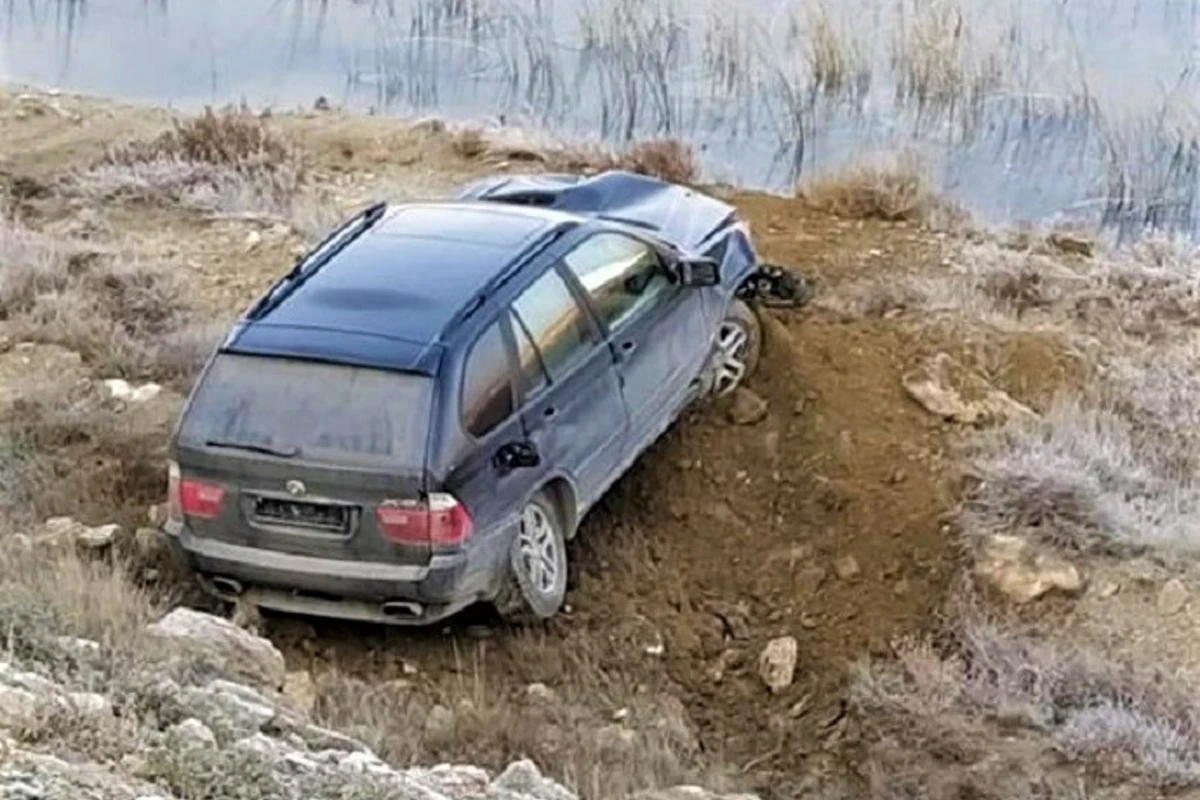 Bakıda BMW X5 yoldan çıxıb dərəyə yuvarlandı - VİDEO Bakıda BMW X5 yoldan çıxıb dərəyə yuvarlandı - VİDEO