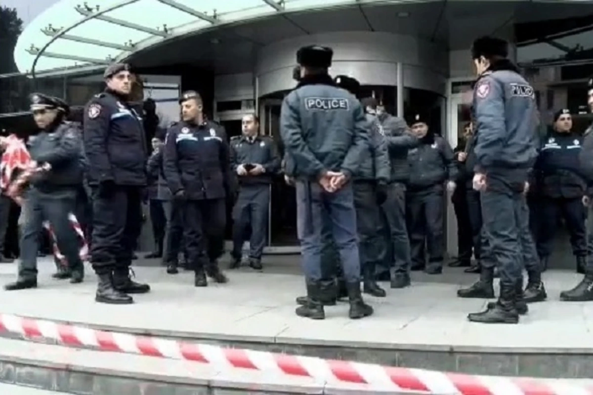 Мужчина открыл стрельбу и взял заложников в гостинице в Ереване - ВИДЕО