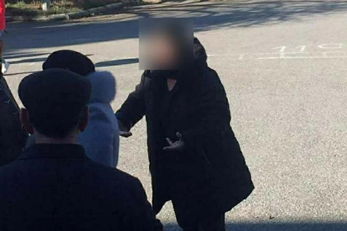 В Баку женщина, пытавшаяся похитить школьниц, вызвала переполох среди родителей