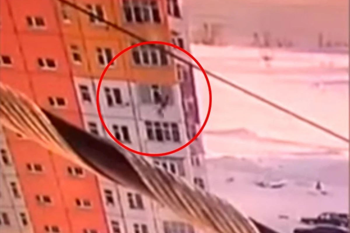 В России девушка упала с девятого этажа, а потом встала и пошла - ВИДЕО