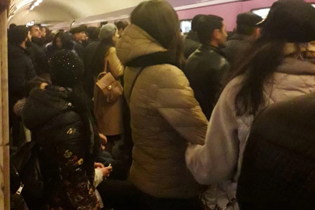 Metroda nasazlıq olub, sıxlıq yaranıb Metroda nasazlıq olub, sıxlıq yaranıb