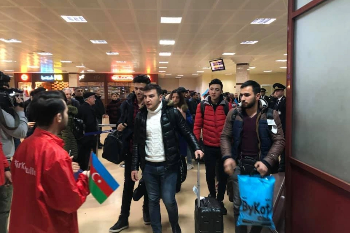 Türkiyədən təxliyə edilən Azərbaycan vətəndaşları Bakıya çatıb