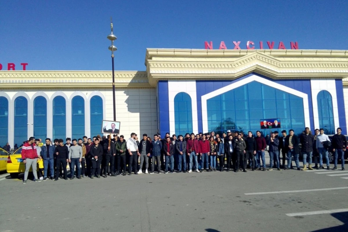 Türkiyədən təxliyə edilən tələbələr Prezident İlham Əliyevə təşəkkür etdilər - FOTO