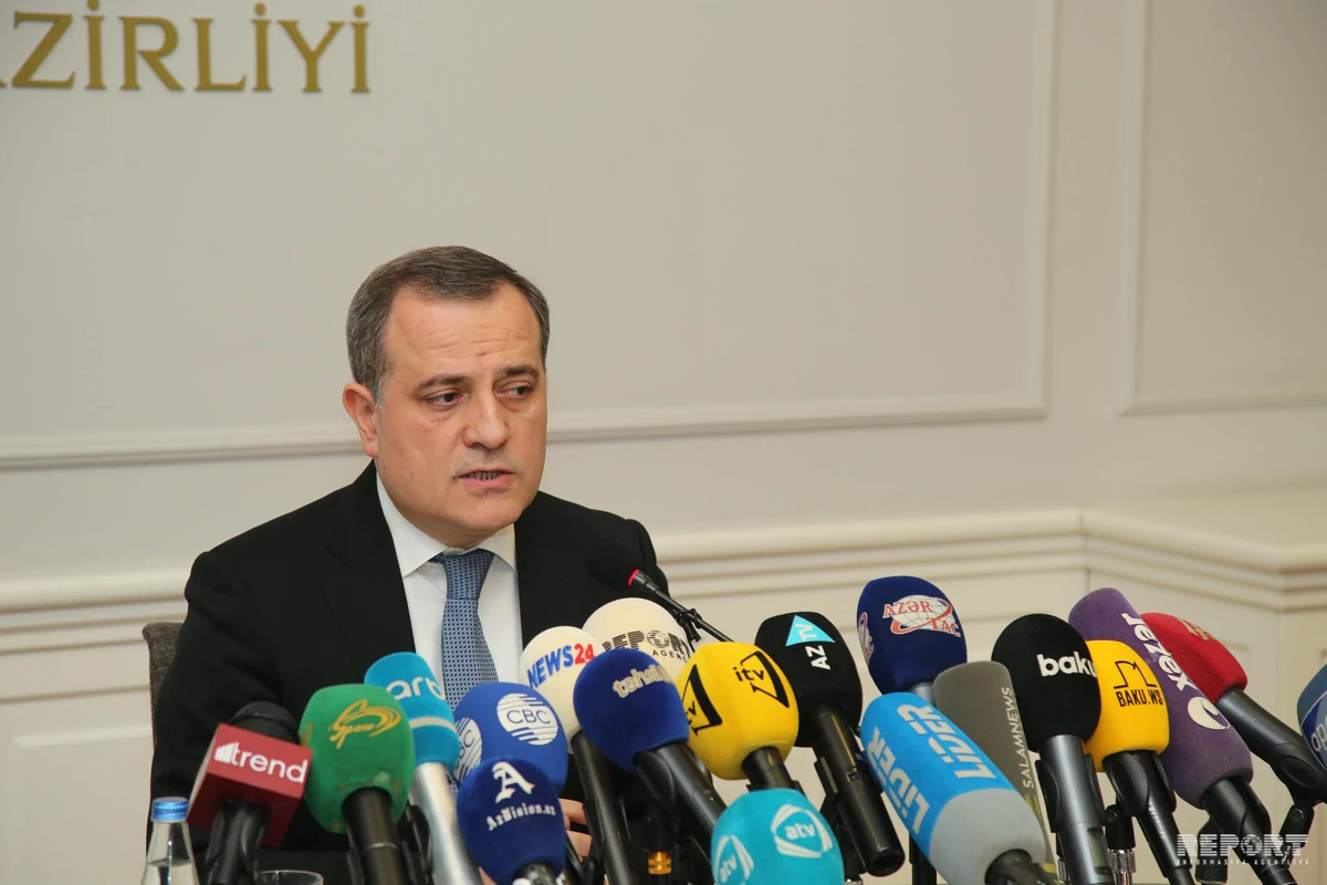 Ceyhun Bayramov: Məktəbli formalarının qiyməti yüksək olmamalıdır - VİDEO