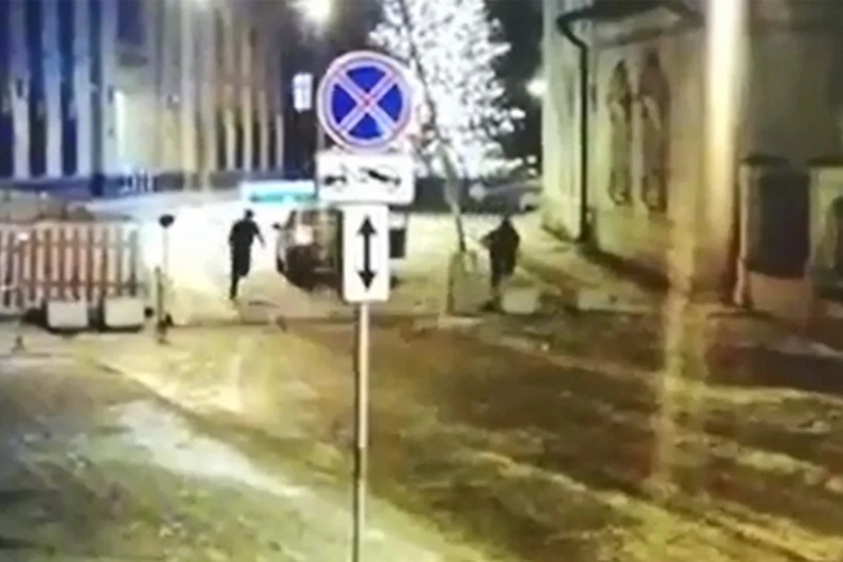 Автомобиль протаранил здание МВД в Москве - ВИДЕО