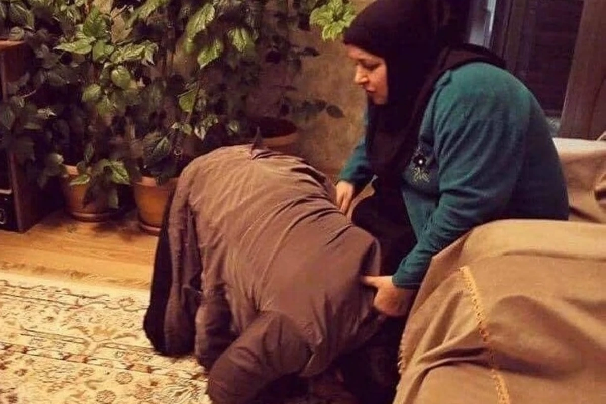 Azərbaycanda deputatlığa namizəd şəhid anasının ayağından öpdü - FOTO Azərbaycanda deputatlığa namizəd şəhid anasının ayağından öpdü - FOTO