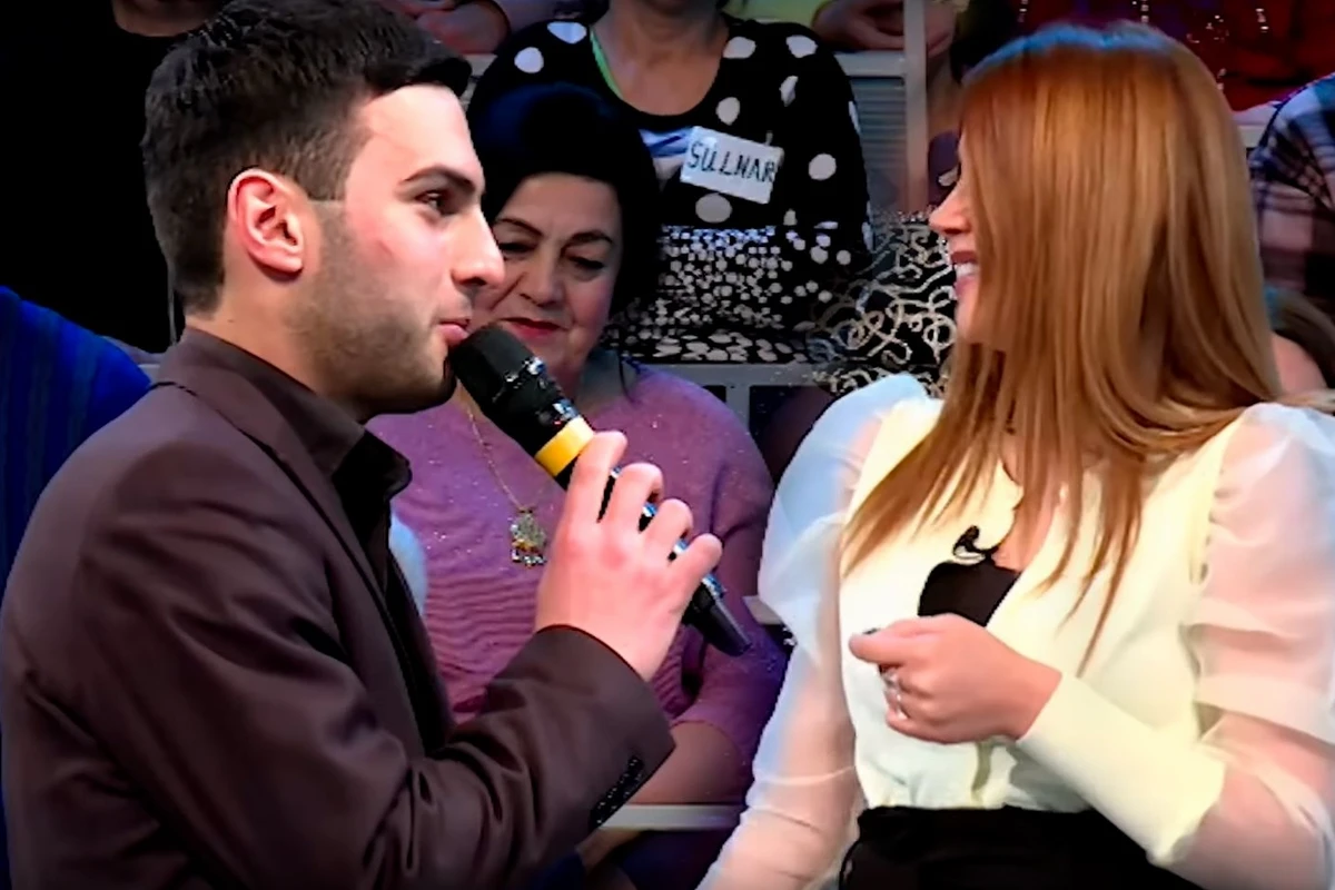В прямом эфире азербайджанской ведущей признались в любви - ВИДЕО