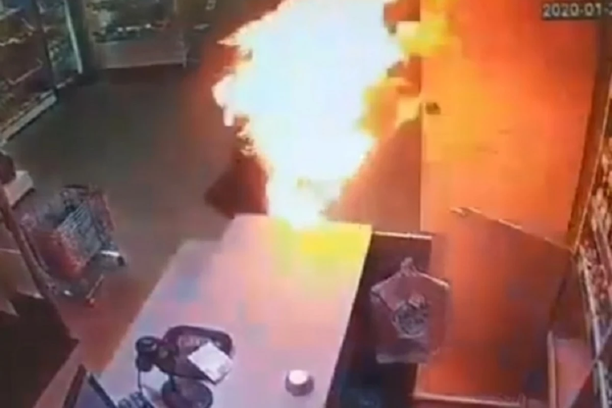 Мужчина поджег бывшую жену в магазине - ВИДЕО