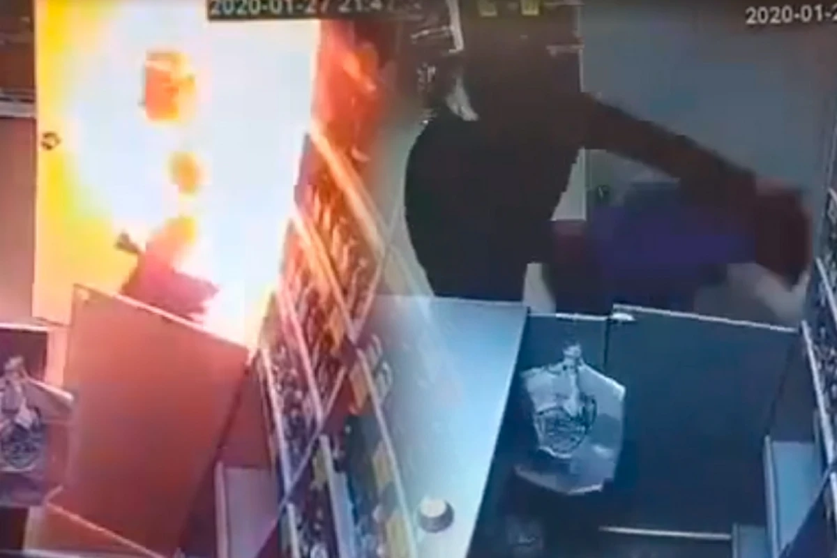 Kişi mağazada keçmiş həyat yoldaşını diri-diri yandırdı - VİDEO