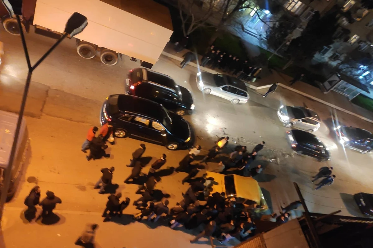Bakıda iki avtomobil toqquşdu - Yolda tıxac yarandı - VİDEO
