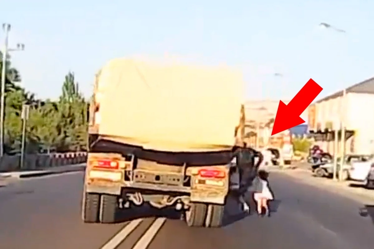 В Баку судят водителя КамАЗа, сбившего мать и двоих детей