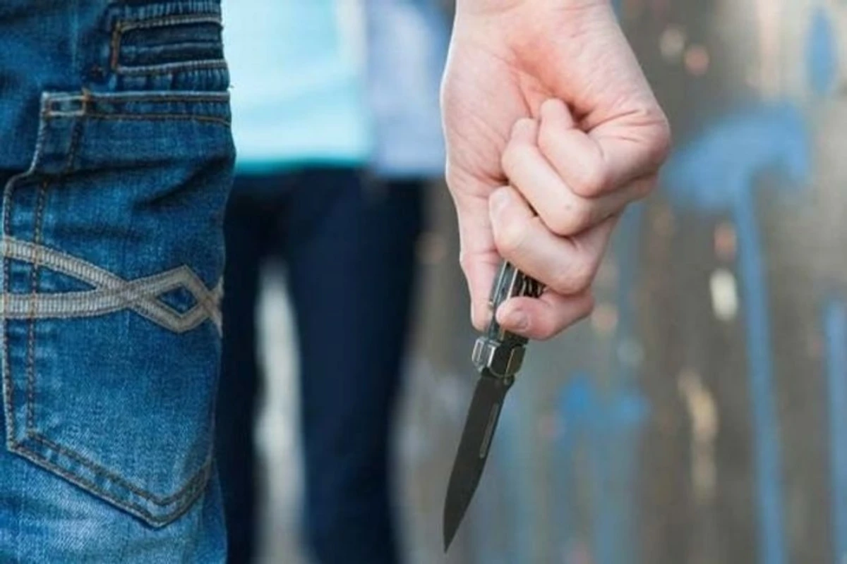 Bakıda qardaş bacısını bıçaqlayıb