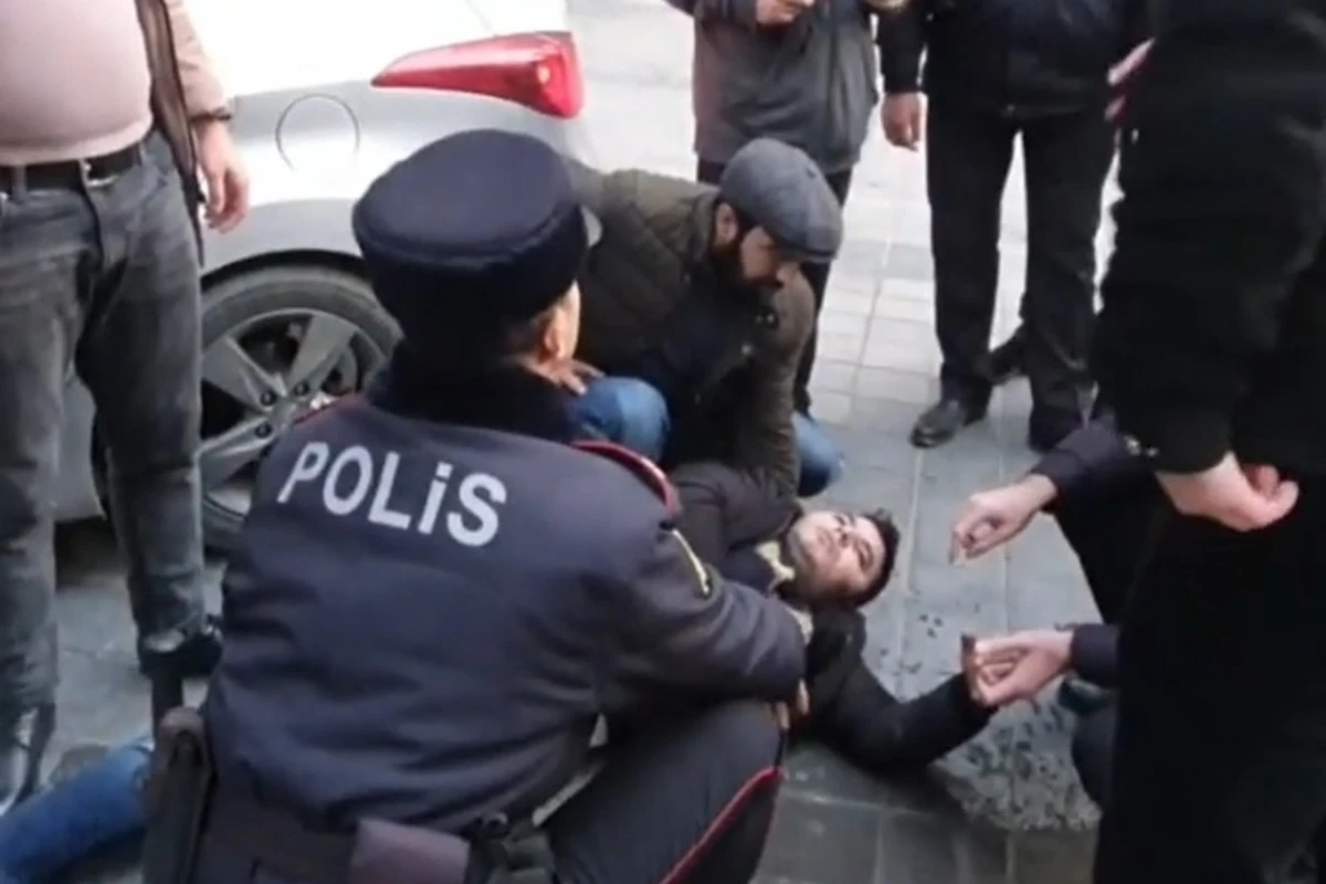 Bakıda polislər gənc kişini ölümdən son anda xilas etdilər - VİDEO