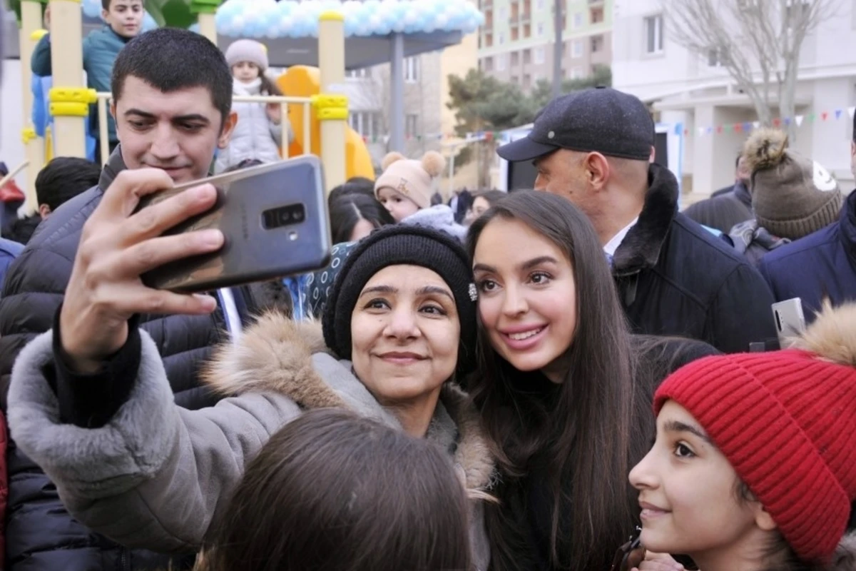 Leyla Əliyeva Səbail rayonunda abadlaşdırılan həyətin açılışında - FOTO