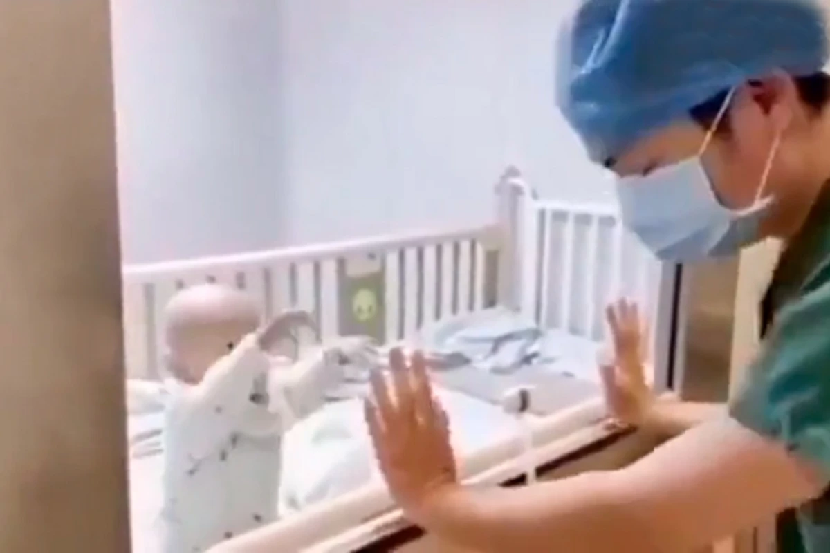 Koronavirus körpəni atadan belə ayırdı - VİDEO Koronavirus körpəni atadan belə ayırdı - VİDEO