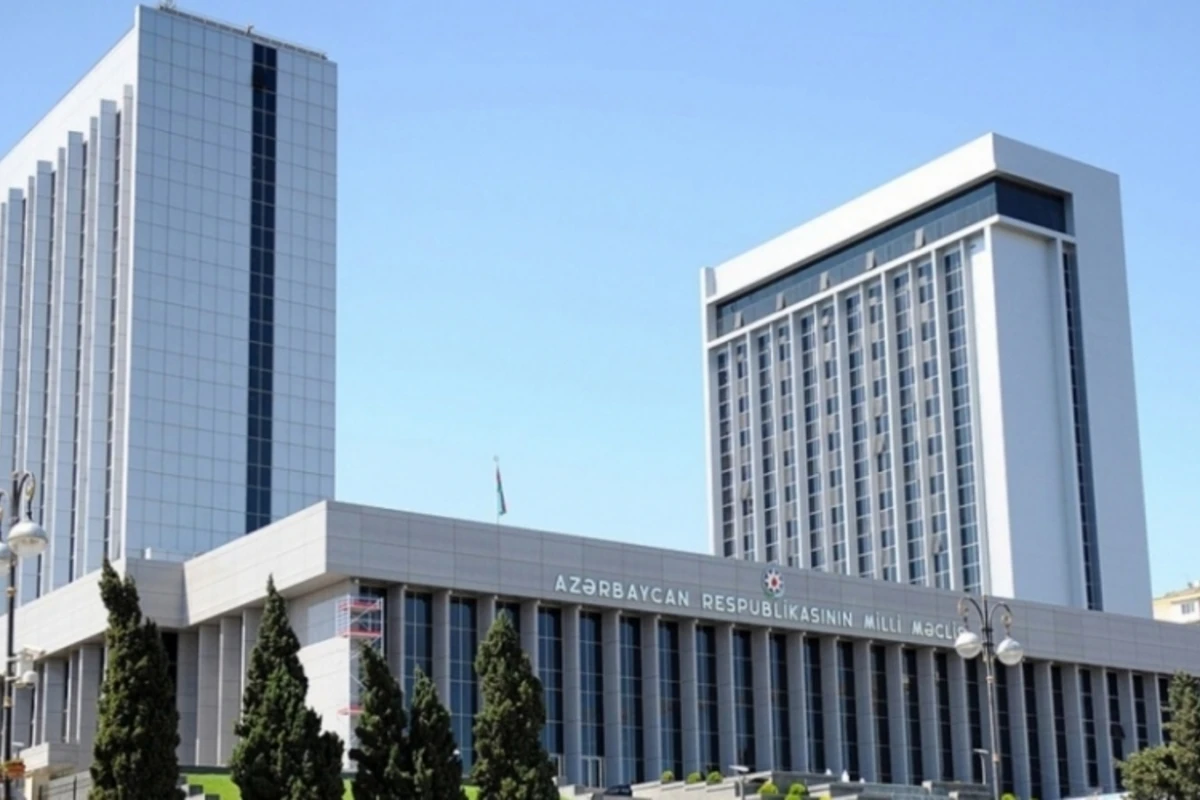 Ряд депутатов выносят личные вещи из кабинетов