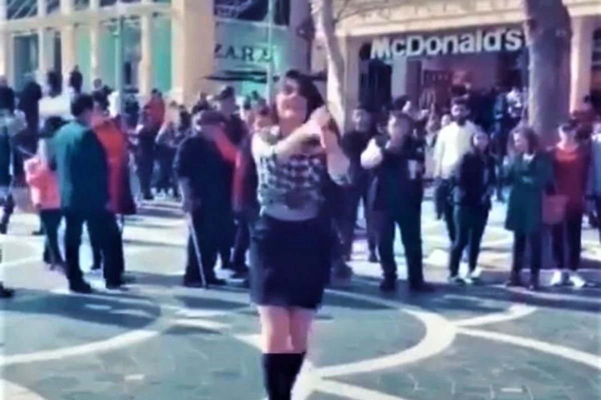 “Torqovı”da göbəyi açıq qız hər kəsi başına topladı - VİDEO “Torqovı”da göbəyi açıq qız hər kəsi başına topladı - VİDEO