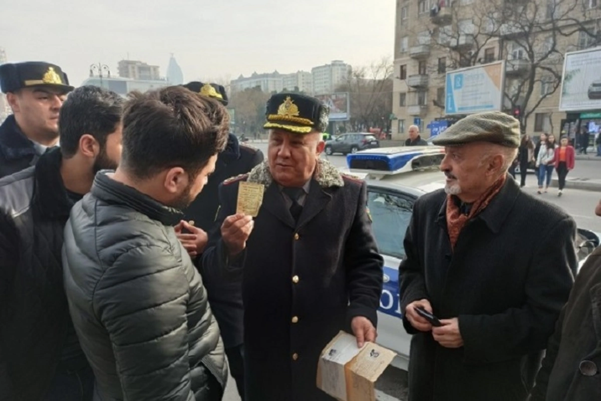 Vaqif Əsədov 50 ildir avtomobil sürüb heç vaxt cərimələnməyən sürücüyə medal verdi - VİDEO