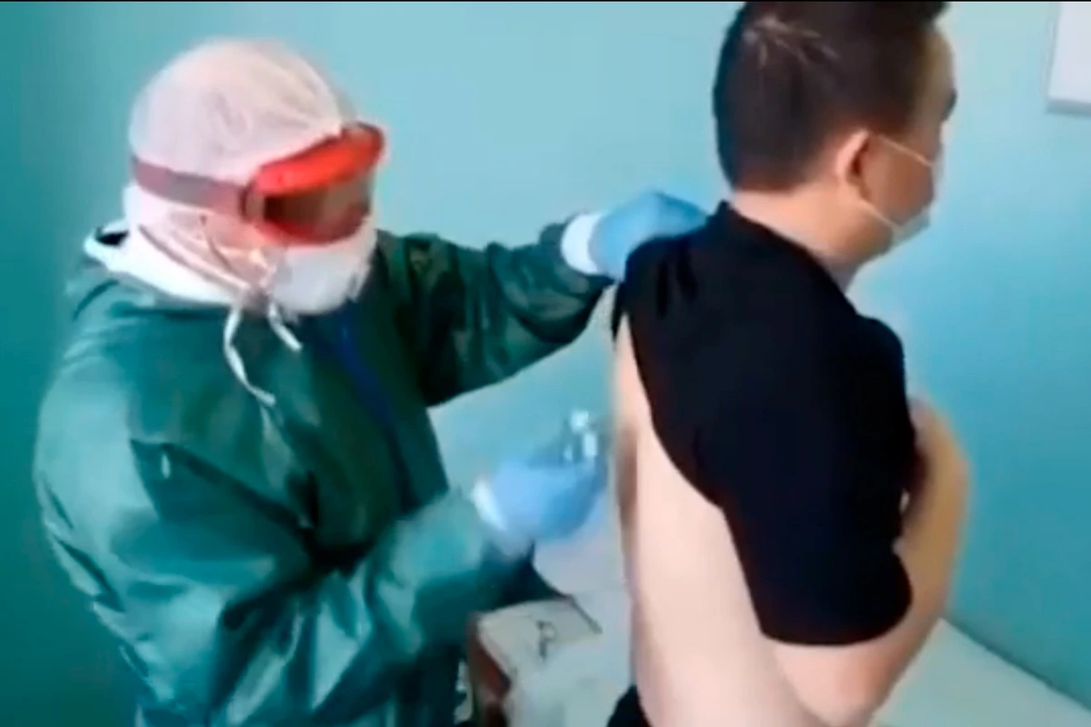 Rusiyalı nazir koronavirusa yoluxmuş çinlinin yanına belə girdi - VİDEO