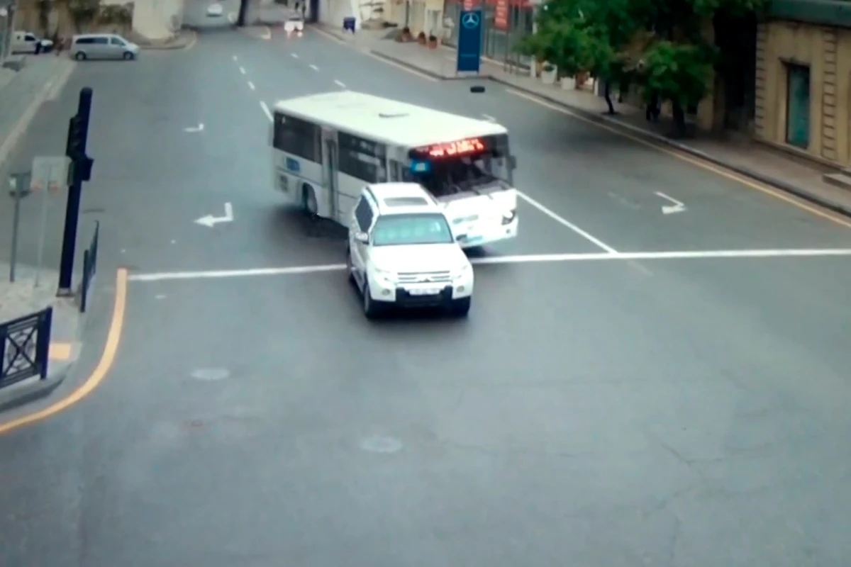 Bakıda avtobus sürücüsü qaydaları pozdu - VİDEO Bakıda avtobus sürücüsü qaydaları pozdu - VİDEO