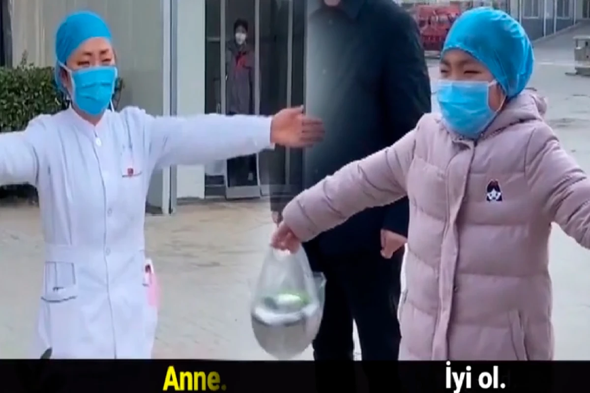 Övladı anasını virusa görə qucaqlaya bilmədi: ÜRƏKSIZLADAN GÖRÜNTÜLƏR - VİDEO