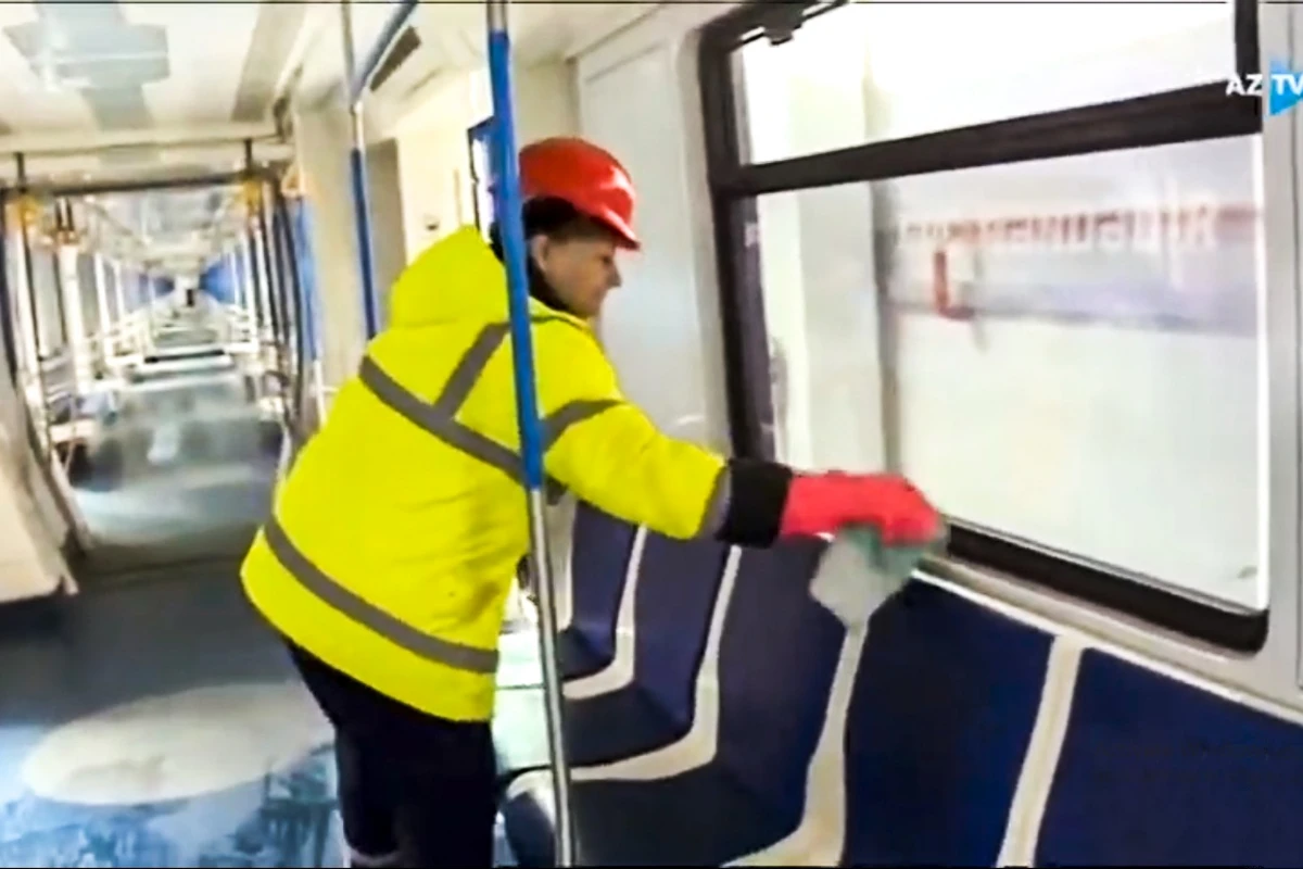 Metrodan istifadə edənlərə müraciət: Bizə əziyyət olur, etməyin! - VİDEO