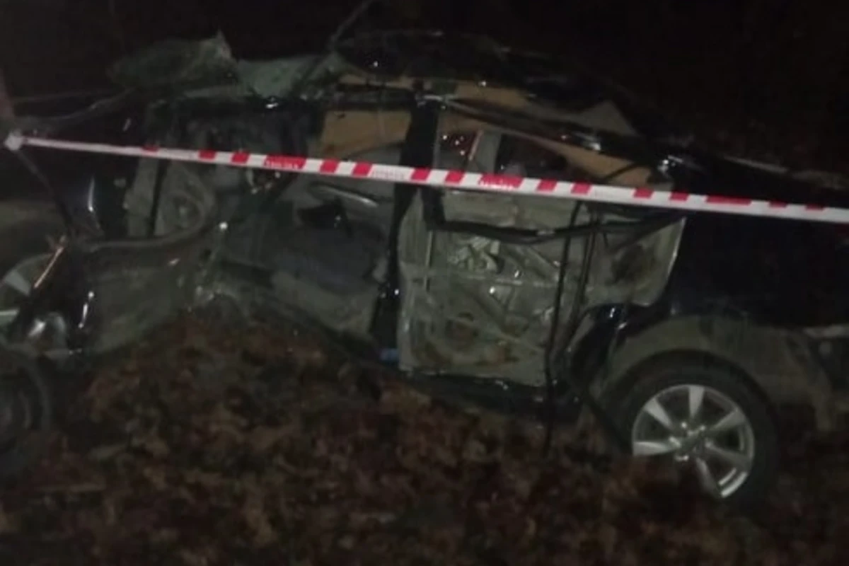 Avtomobil ağaca çırpıldı -1 ölü, 2 yaralı - FOTO
