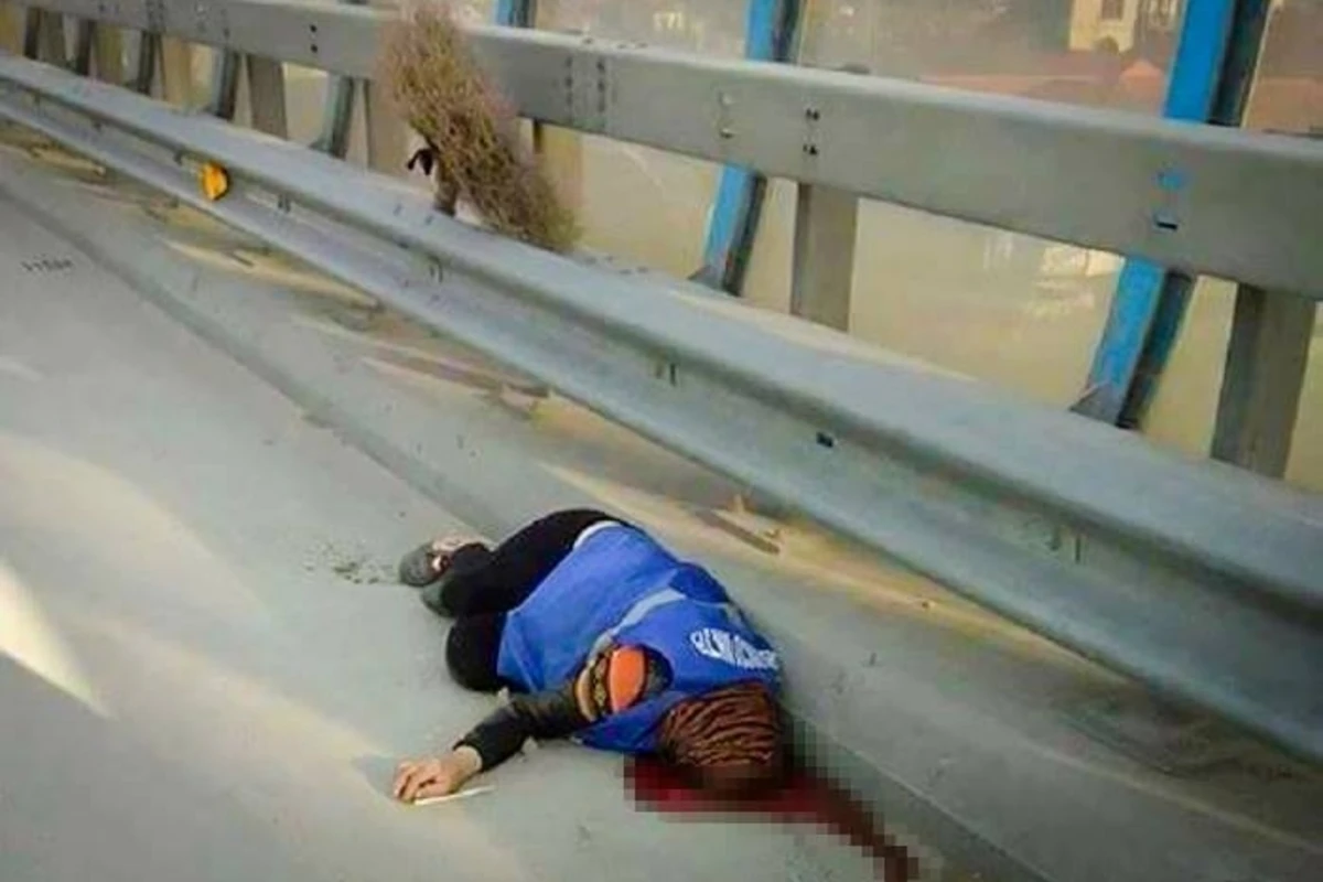 İki avtomobil toqquşdu, yolu süpürən öldü