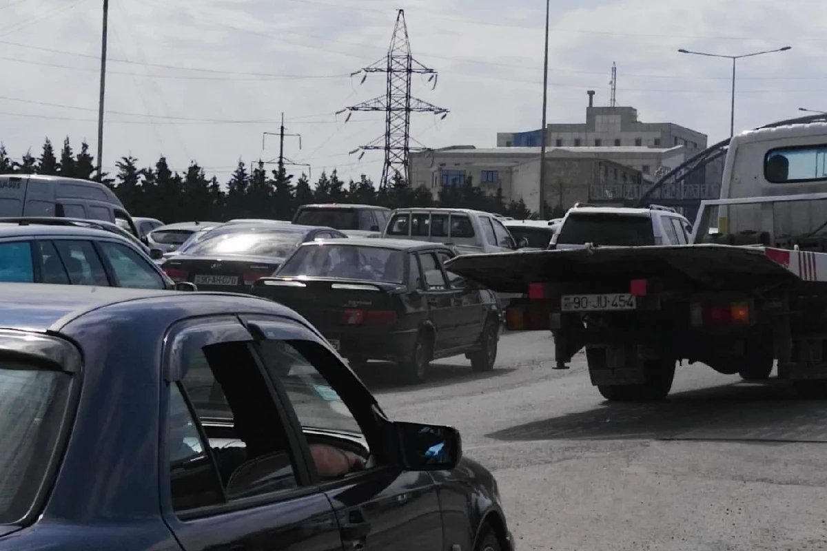 2 maşın toqquşdu, tıxac yarandı - VİDEO
