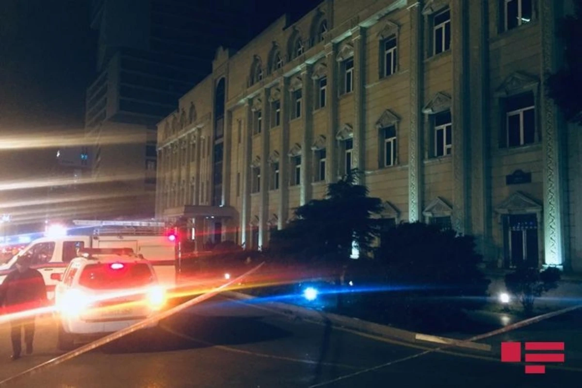 Külək keçmiş Nəqliyyat Nazirliyinin binasının damını uçurub, yol bağlanıb - FOTO