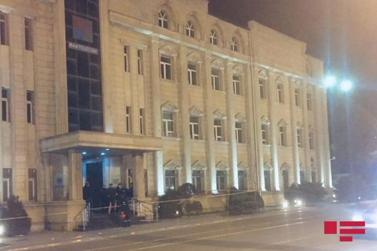 Ветер сорвал крышу здания бывшего Министерства транспорта Азербайджана - ФОТО