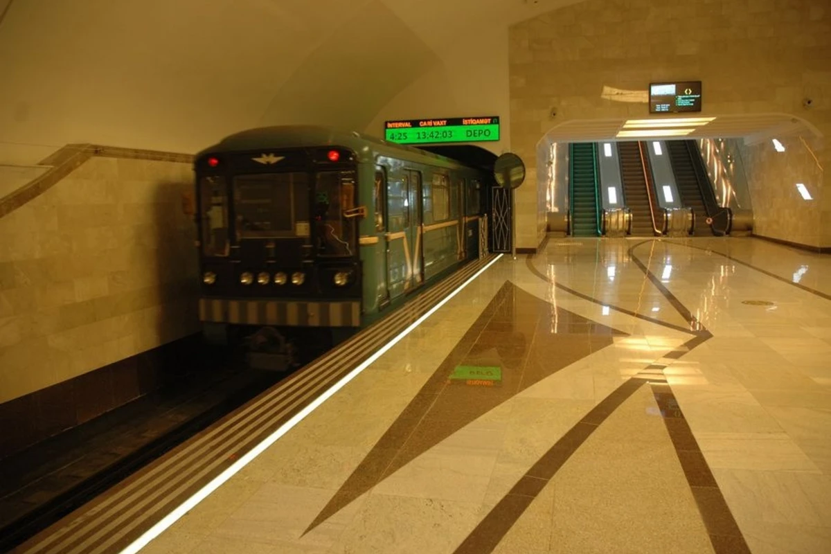 Bakıda metroda bir nəfər özünü qatarın altına atıb