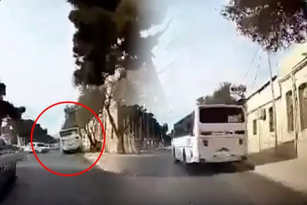 В Баку пассажирский автобус на большой скорости выехал на тротуар - ВИДЕО