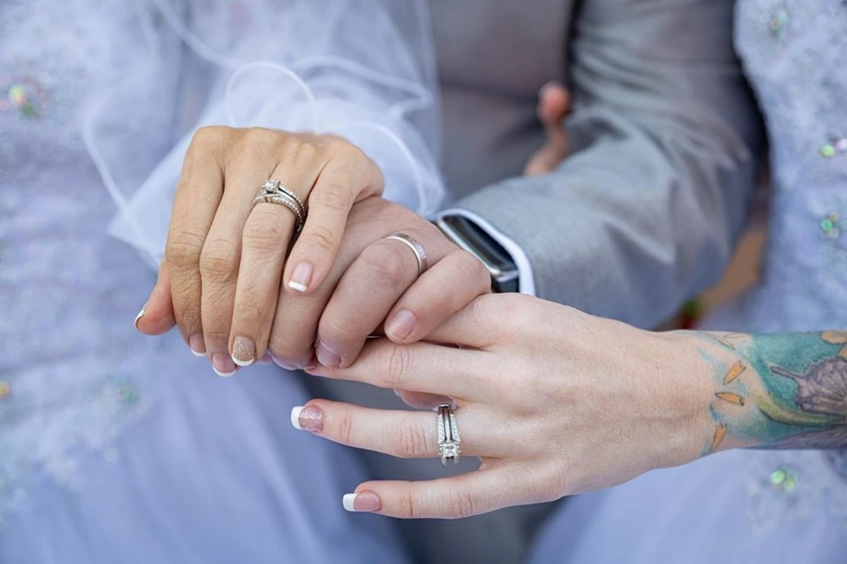 Две невесты вышли замуж за одного жениха - ФОТО