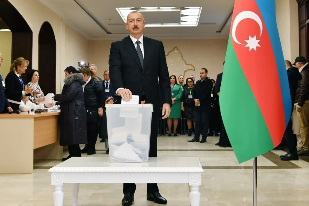 Prezident İlham Əliyev 6 saylı seçki məntəqəsində səs verdi - VİDEO Prezident İlham Əliyev 6 saylı seçki məntəqəsində səs verdi - VİDEO