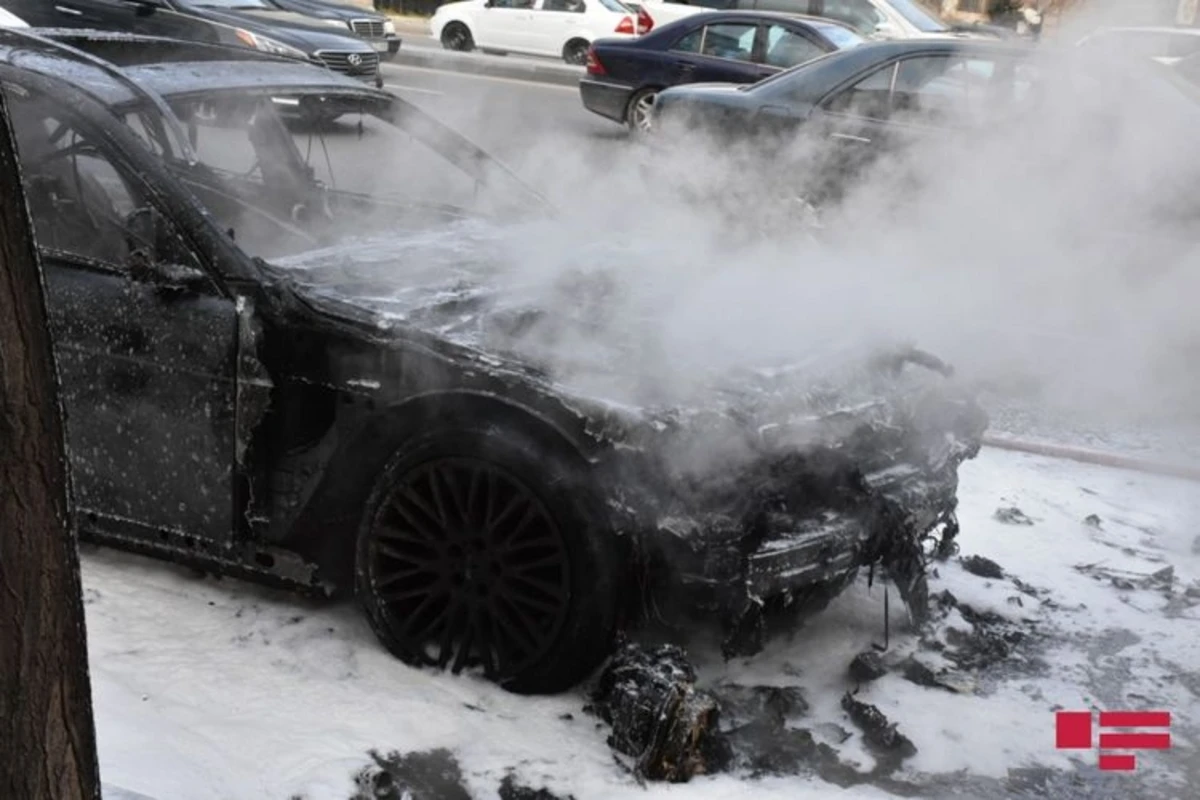 Bakıda BMW markalı avtomobil yanıb - VİDEO