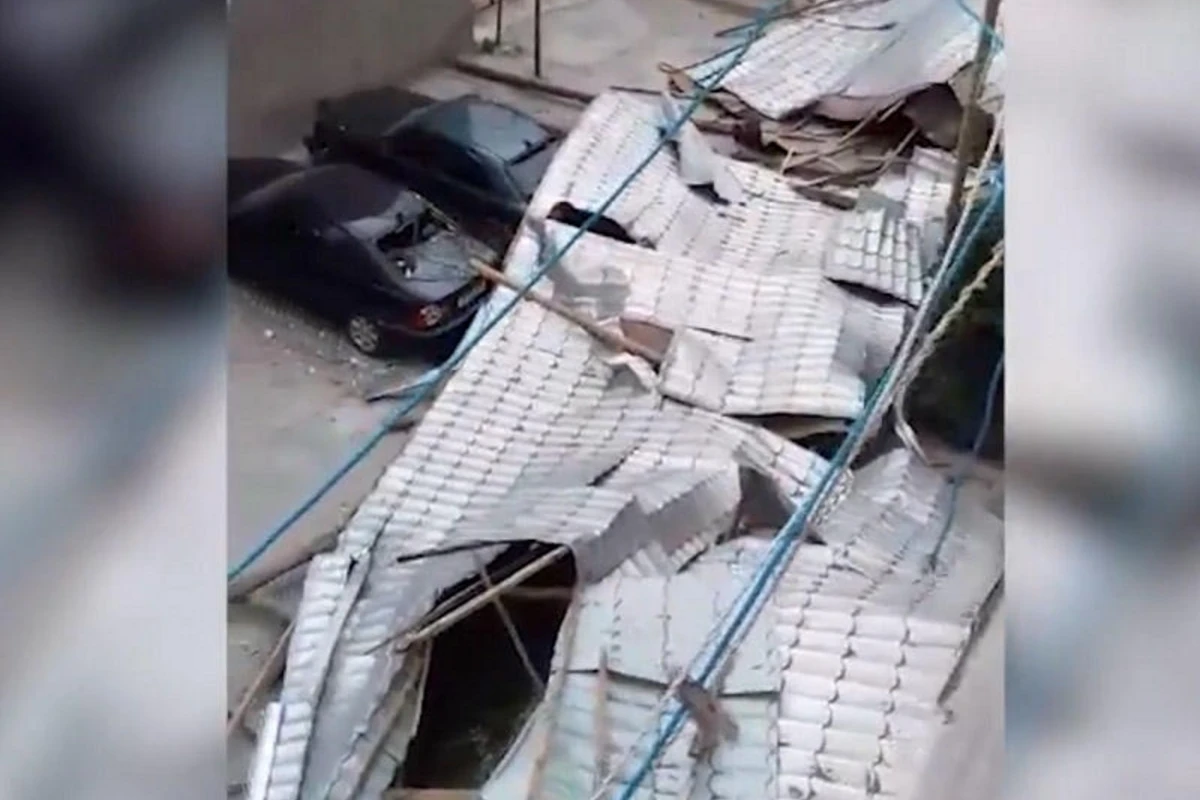 Bakıda güclü külək binanın dam örtüyünü uçurdu - VİDEO