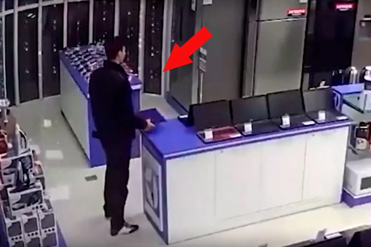 В Баку кража ноутбука попала на камеру - ВИДЕО