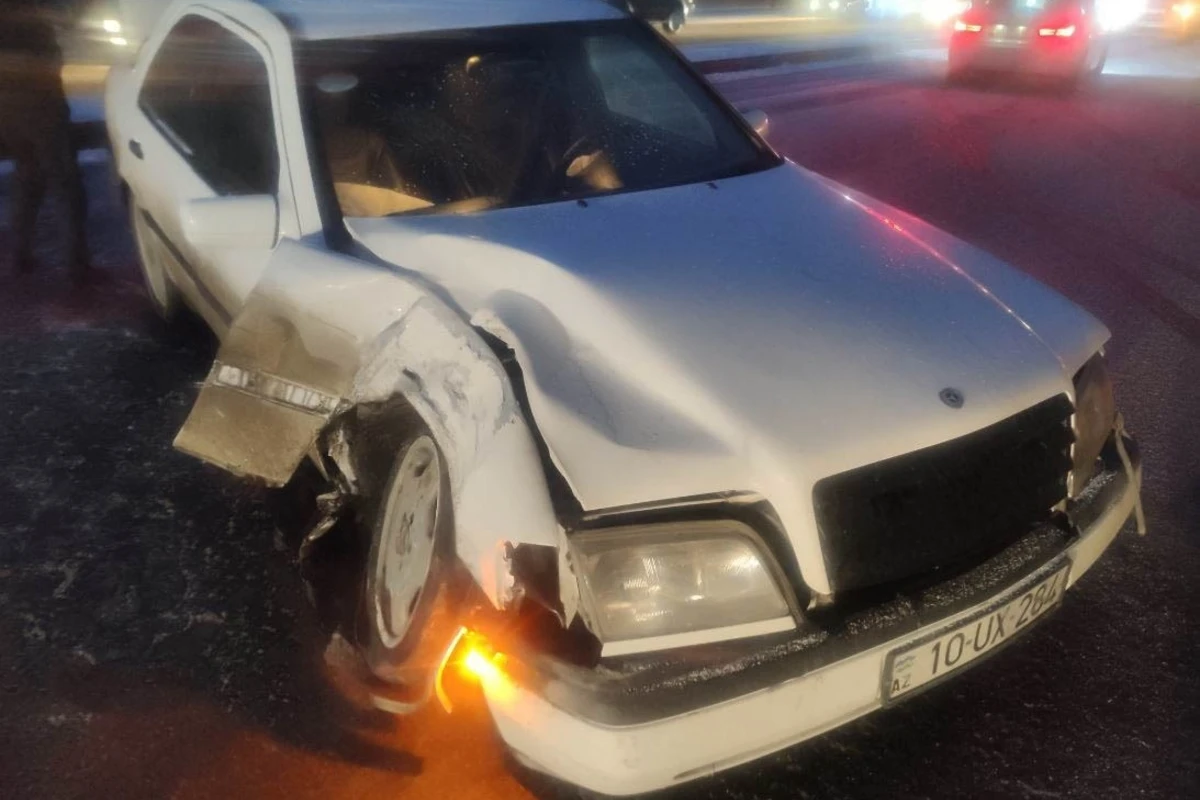 Bakıda qar yol qəzasına səbəb oldu - FOTO