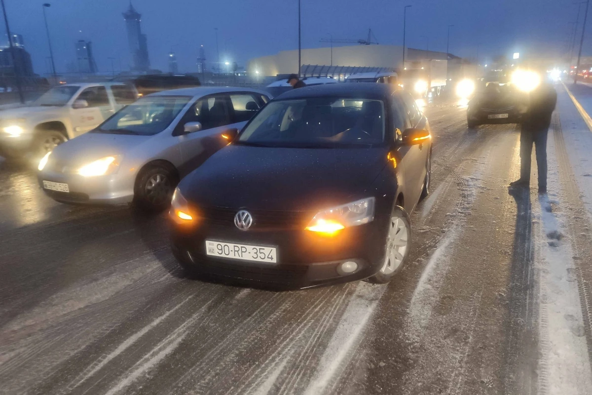 Bakıda qar zəncirvari qəzaya səbəb oldu, tıxac yarandı - FOTO