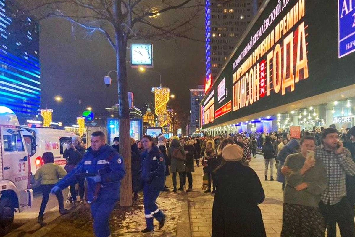 Пугачеву эвакуировали из горящего кинотеатра в Москве - ВИДЕО