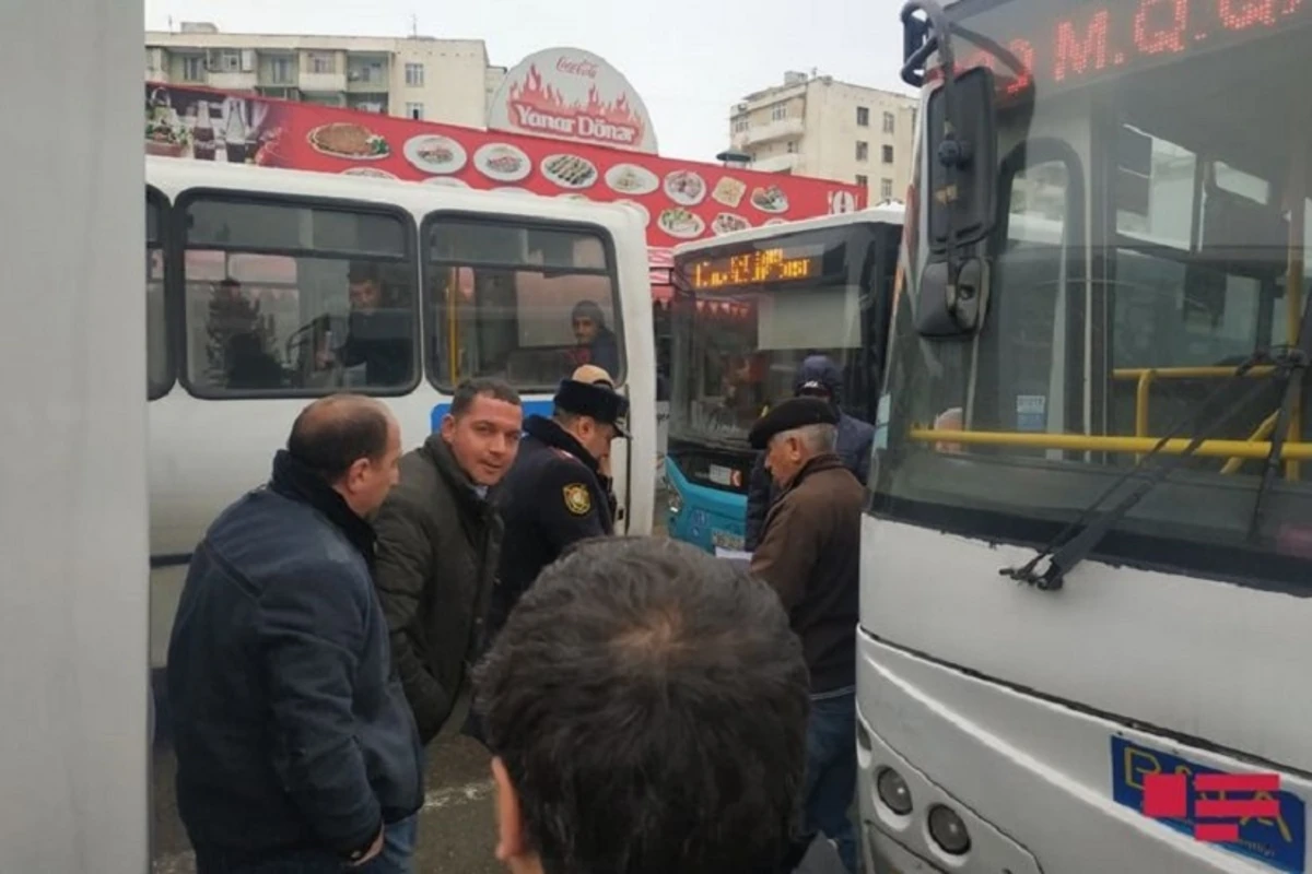 Bakıda iki marşrut avtobusu toqquşub - FOTO