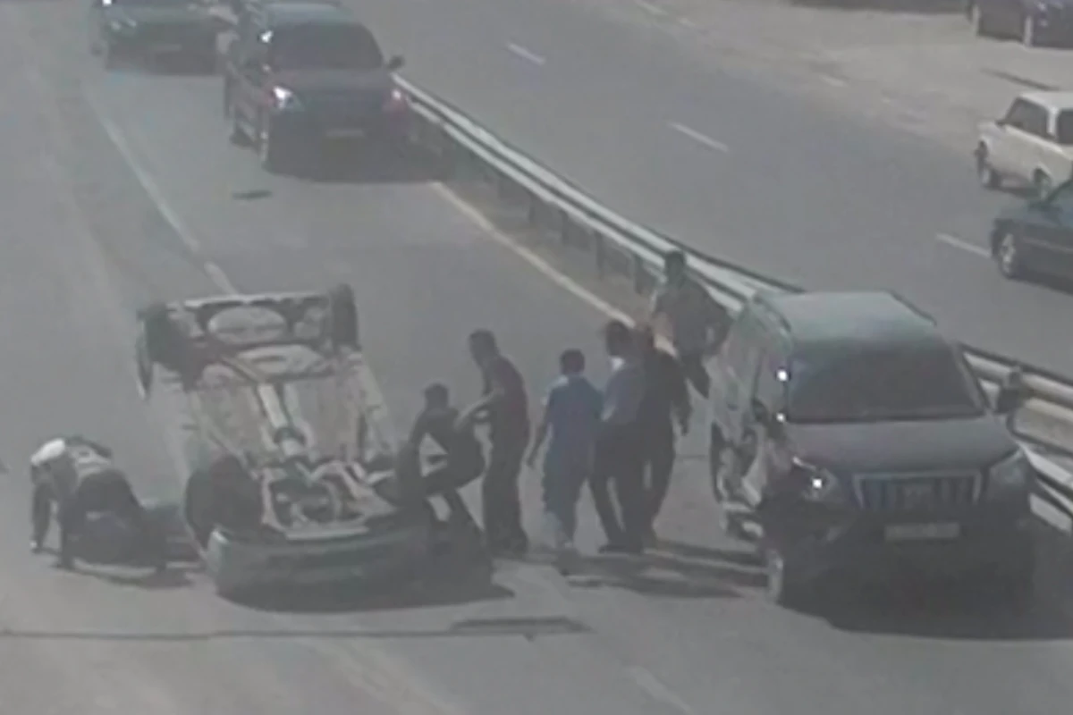 Bakıda “KamAZ” dəhşət saçdı: Avtobus və beş avtomobili əzdi - ANBAAN VİDEO Bakıda “KamAZ” dəhşət saçdı: Avtobus və beş avtomobili əzdi - ANBAAN VİDEO